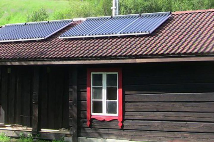Hytte med solcelle på taket i Søre traasdahl hyttegrend
