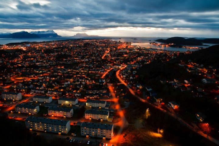 Oversiktsbilde Bodø by på natten