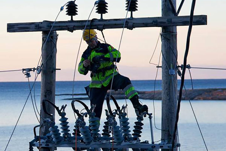 Mann jobber i ledningsmast Bodø Energi